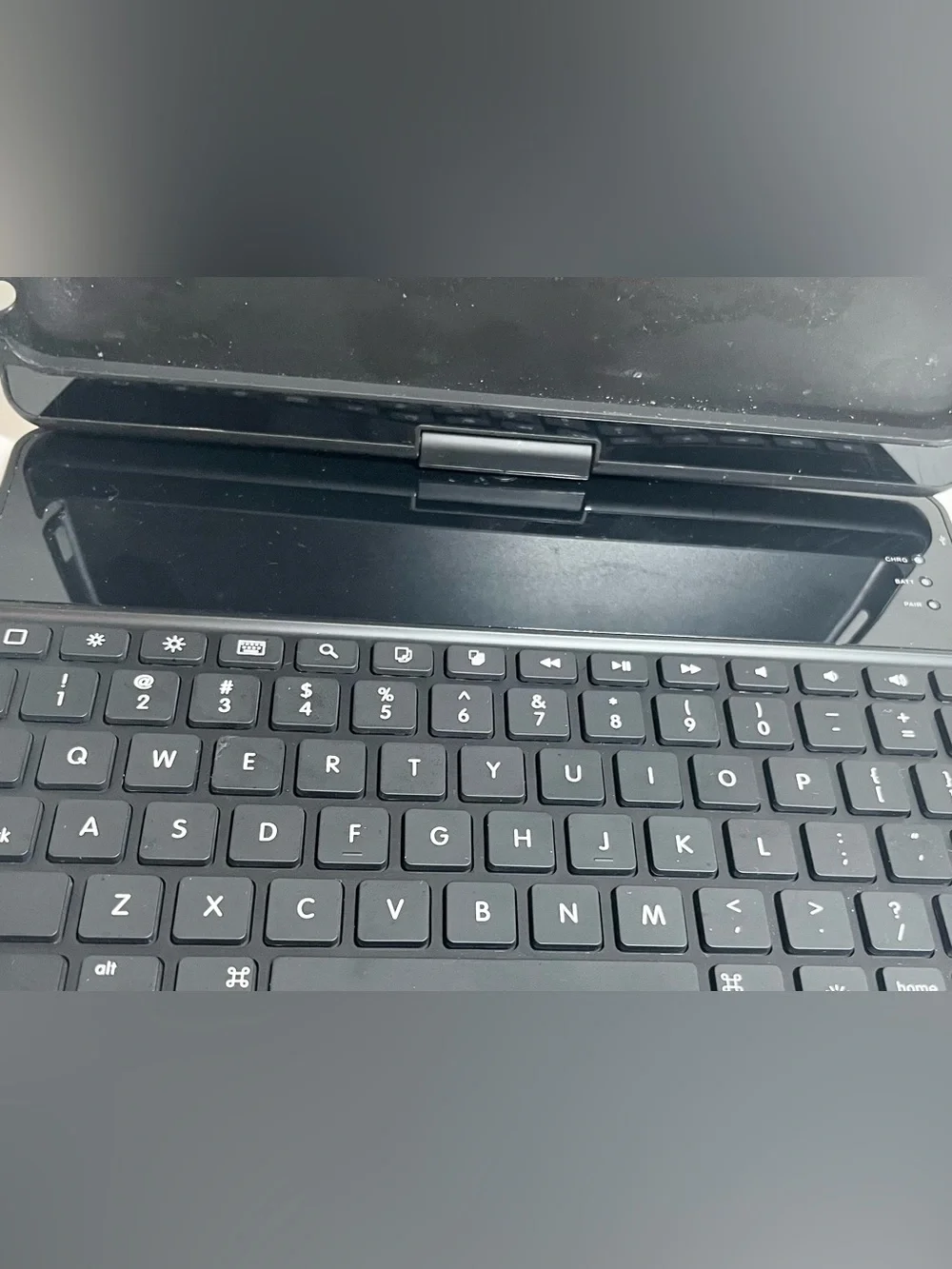 WIRELESS KEYBOARD FOR IPAD/NOT TESTED - NO CHARGER - ALSO CAN BE USED FOR PARTS